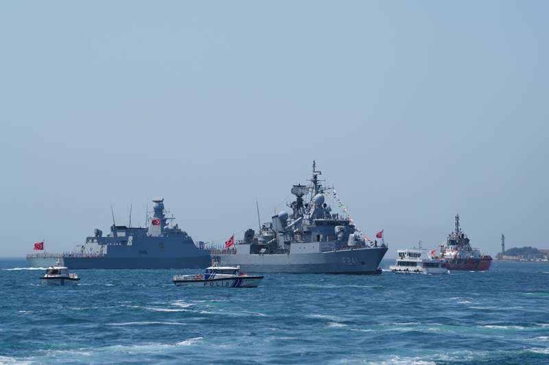 <p>Etkinlik için hazırlanan dev Türk bayrağı denizde açıldı. Kıyı Emniyeti Genel Müdürlüğü ve Sahil Güvenlik Komutanlığına bağlı gemiler, İstanbul Boğazı'nda tazyikli su sıktı. 15 askeri gemi de geçişe katılarak İstanbul Boğazı'nı selamladı.</p>