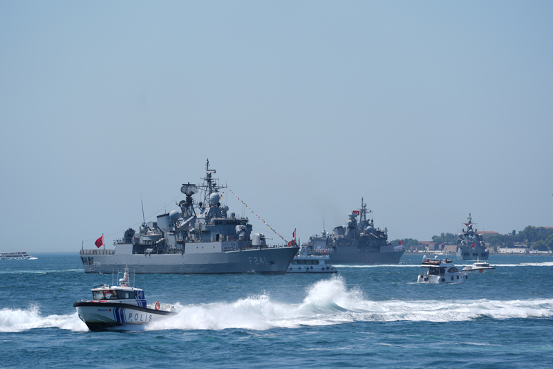 <p>Denizcilik ve Kabotaj Bayramı'nın 100. yılı, İstanbul'da düzenlenen bir dizi törenle kutlandı. İlk tören Barbaros Hayrettin Paşa anıtı önünde düzenlendi. Buradaki törene Ulaştırma ve Altyapı Bakanı Abdulkadir Uraloğlu, İstanbul Vali Davut Gül, Kuzey Deniz Saha Komutanı Tümamiral Aziz Bakıoğlu, Deniz Ticaret Odası Başkanı Tamer Kıran, il ve ilçe protokolü ve ilgili kurumların müdür ve temsilcileri katıldı. Program saygı duruşu ve İstiklal Marşı'nın okunması ile başladı. Ardından Bakan Uraloğlu, beraberindekiler tarihin en büyük denizcisi Barbaros Hayrettin Paşa Türbesi'ni ziyaret etti. Ardından katılımcılar Beşiktaş sahiline geçti. Kutlamalar çerçevesinde denize çelenk bırakıldı.</p>