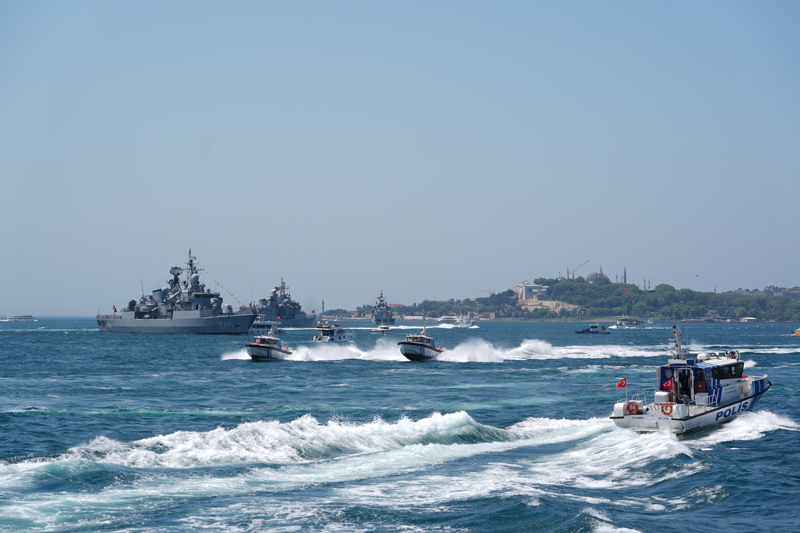 <p>Marmara Denizi'nin tamamını radar kapsaması altına alacak olan ve bir ulusal merkez kurulmasını da içeren Gemi Trafik Hizmetlerinin Genişletilmesi projesinin etüt-proje çalışmalarını da tamamladıklarını açıklayan Bakan Uraloğlu, bu projelerin tamamlanmasının ardından hem Türkiye'nin hem de Kuzey Kıbrıs Türk Cumhuriyeti'nin mavi vatandaki hakimiyetini önemli ölçüde artıracaklarını belirtti.</p>