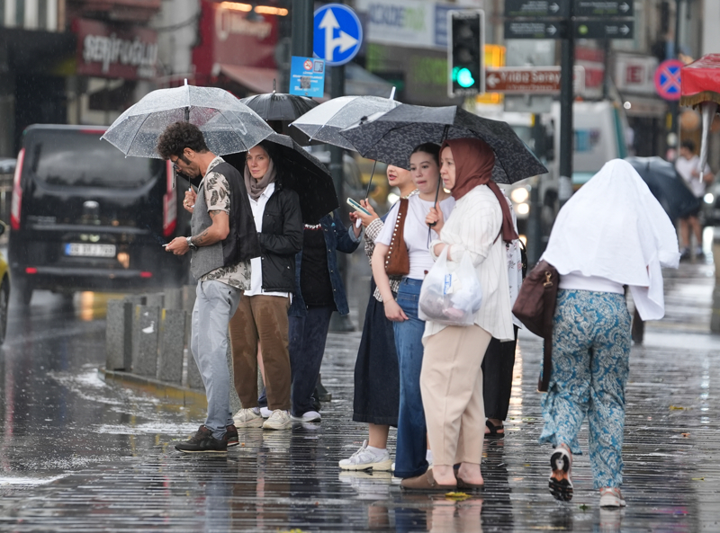 <p>Meteoroloji Genel Müdürlüğünün uyarılarının ardından kentteki bazı bölgelerde kısa süreli etkisini gösteren kuvvetli yağış vatandaşlara zor anlar yaşattı.</p>