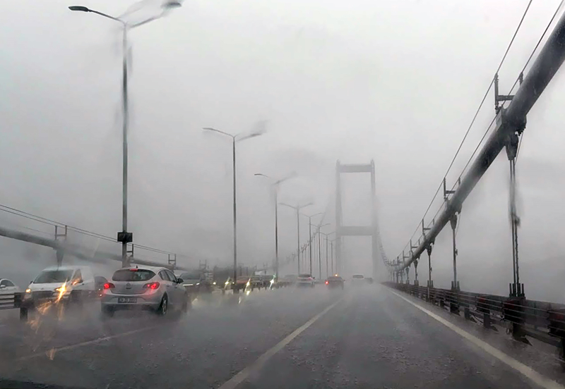 <p>Fatih Kapalı Çarşı'nın bir bölümünde de yağmur suyu birikintisi oluştu, esnaflar suyun dükkanlarına girmemesi için çaba sarf etti.</p>