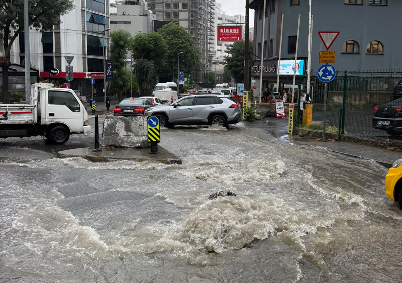 <p>Akar Caddesi'nde istinat duvarından yoğun şekilde yola dökülen su dikkati çekti.</p>