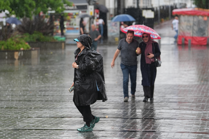 <p>Mecidiyeköy Meydanı'nda araçlar tekerleklerine kadar ulaşan su içerisinde ilerlemek zorunda kaldı. Yağmurun ve taşan rögarın etkisiyle sürücüler ve yayalar ilerlemekte zorlandı.</p>