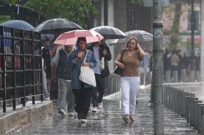 <p>Fulya Mahallesi'nde bir motosiklet sürücüsü suyla dolan yolda aracını kurtarmaya çalıştı. Yayla Mahallesi'nde de bir motosiklet suya kapılarak metrelerce sürüklendi.</p>