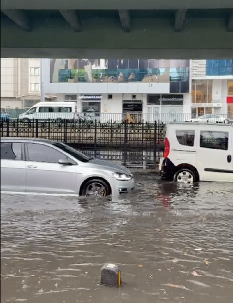 <p>Anadolu Yakası'nda ise Ümraniye, Çekmeköy, Kadıköy, Beykoz ve Üsküdar başta olmak üzere bazı bölgelerde yer yer gök gürültülü yağış aralıklarla etkili oldu.</p>