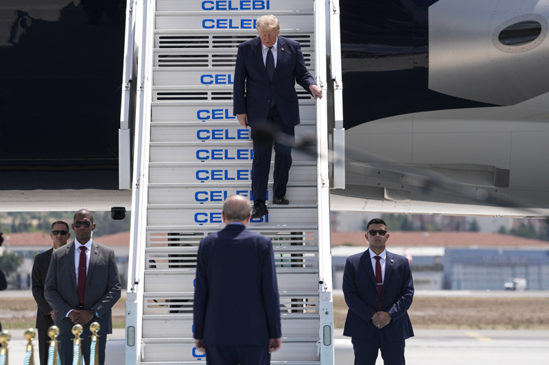<p>Cumhurbaşkanı Recep Tayyip Erdoğan, 36. NATO Devlet ve Hükümet Başkanları Zirvesi öncesi Türkiye'ye resmi ziyaret gerçekleştiren ABD Başkanı Donald Trump'ı Ankara Havalimanı'nda karşıladı.</p>