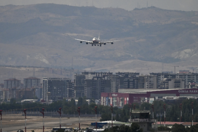 <p>ABD Başkanı Trump'ı taşıyan uçak, saat 13.50'de Ankara Havalimanı'na iniş yaptı.</p>