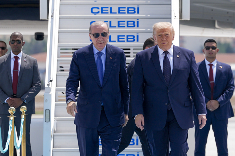 <p>Cumhurbaşkanı Erdoğan, uçaktan inişinde resmi törenle karşıladığı Trump ile bir süre sohbet etti.</p>
