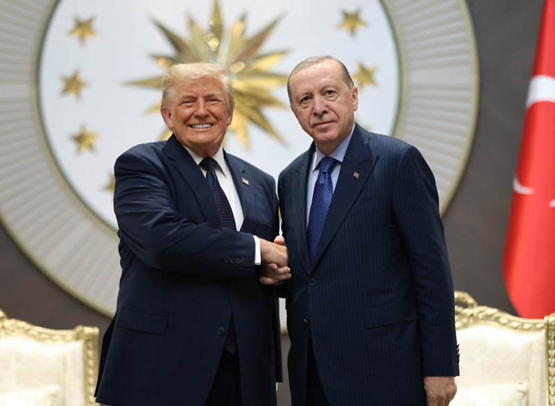 <p>Daha sonra Şeref Salonu'na geçen Cumhurbaşkanı Erdoğan ve ABD Başkanı Trump, hatıra fotoğrafı çektirdi.</p>