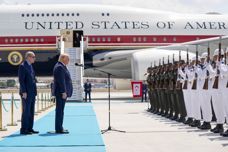 <p>ABD Başkanı Trump, Muhafız Alayı Tören Kıtası'nı Türkçe 'Merhaba asker' diyerek selamladı.</p>