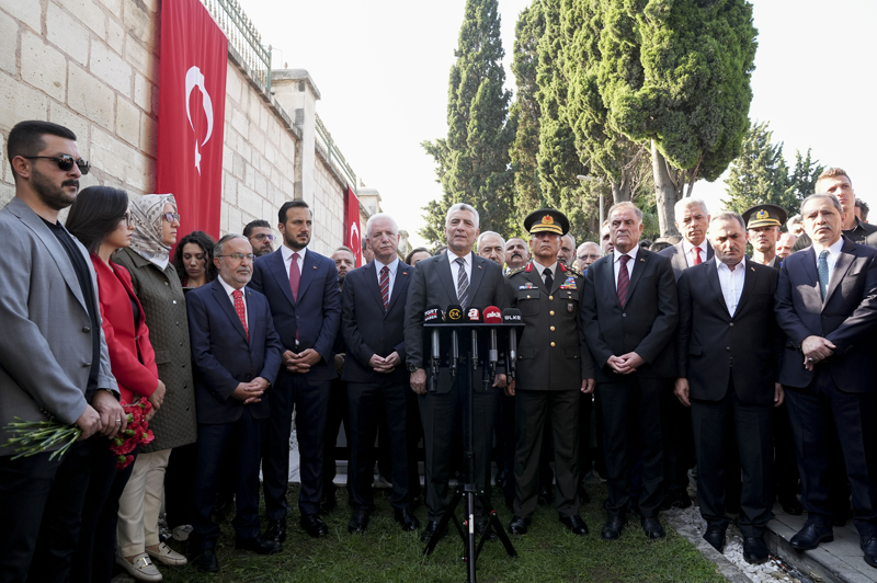 <p>Ticaret Bakanı Ömer Bolat, İstanbul Valisi Davut Gül, İBB Başkan Vekili Nuri Aslan, AK Parti İstanbul İl Başkanı Abdullah Özdemir, 1. Ordu Komutanı Bahtiyar Ersay ve 15 Temmuz Derneği Başkanı İsmail Hakkı Turunç, darbe girişiminde şehit olanların mezarlarını ziyaret etti. </p>