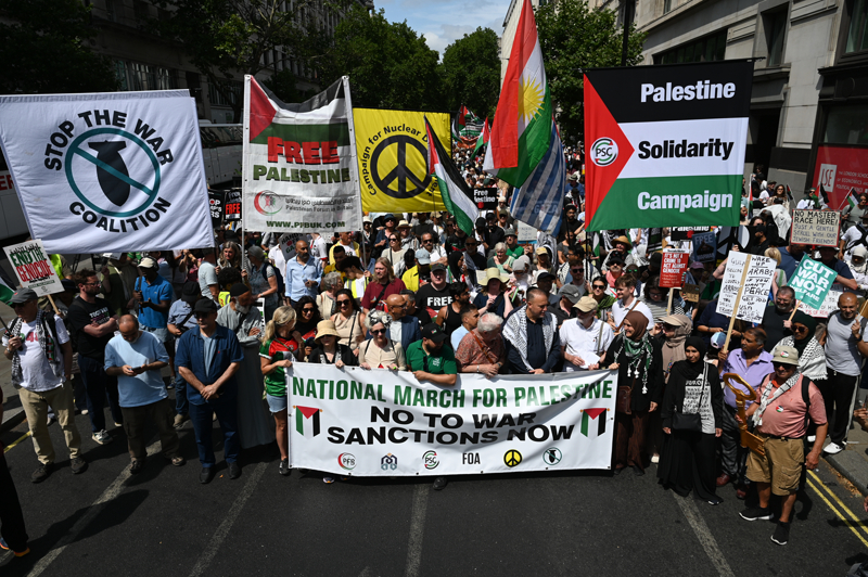 <p>Göstericiler, İngiliz hükümetinin İsrail'e silah satışlarına devam etmesine ve Gazze'de ateşkese rağmen İsrail saldırılarının sürmesine tepki gösterdi.</p>