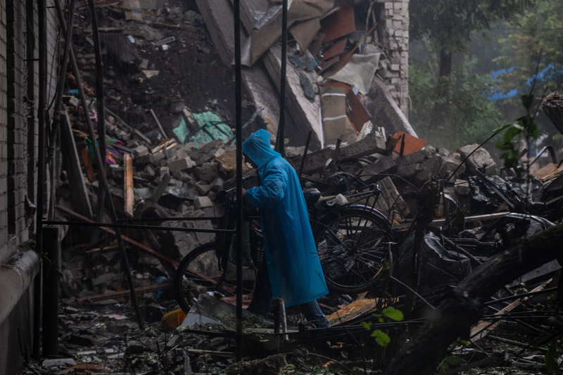 <p>Rusya ile Ukrayna arasındaki savaş devam ederken, Rus güçleri Ukrayna'nın Slovyansk kentine saldırı düzenledi.</p>