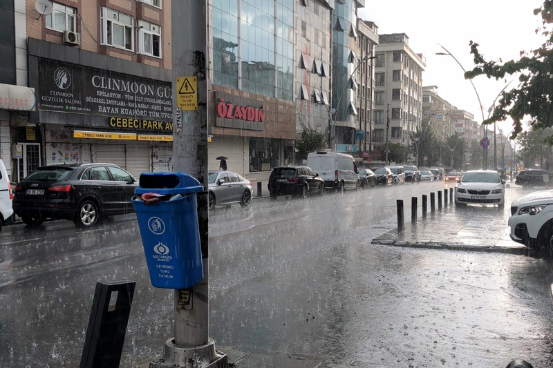 <p>Yollarda biriken sular hem vatandaşlara hem de sürücülere zor anlar yaşattı.</p>