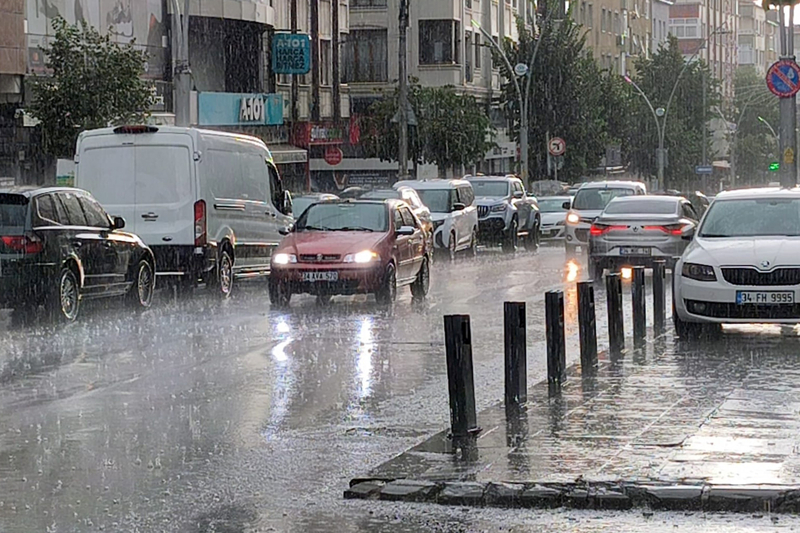 <p>Avrupa Yakası'nda Küçükçekmece, Bakırköy, Bahçelievler, Sultangazi ve Şişli ilçelerinde sağanak etkisini gösterdi. D-100 kara yolunda sürücüler araçlarıyla trafikte ilerlemekte zorlandı.</p>