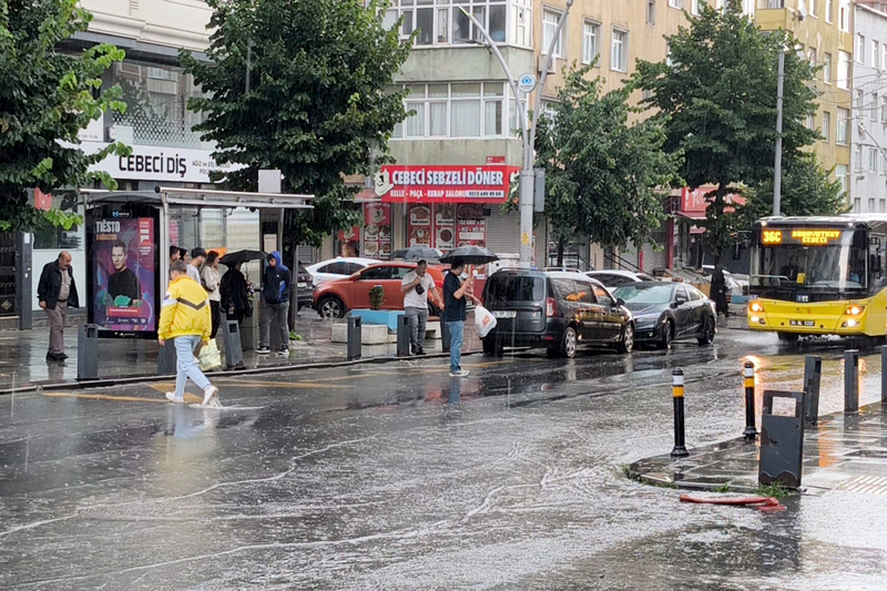 <p>İstanbul'un bazı ilçelerinde sabah saatlerinde sağanak etkili oldu.</p>