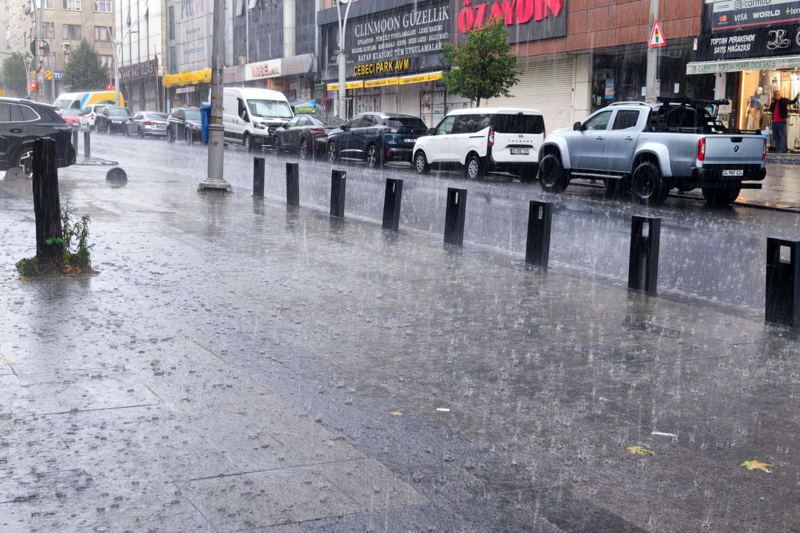<p>Yağışın etkili olduğu bazı bölgelerde trafikte yoğunluk yaşandı.</p>