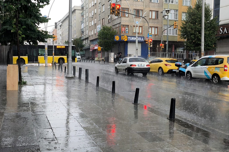 <p>Anadolu Yakası'nda da bazı bölgelerde yer yer yağış etkili oldu.</p>