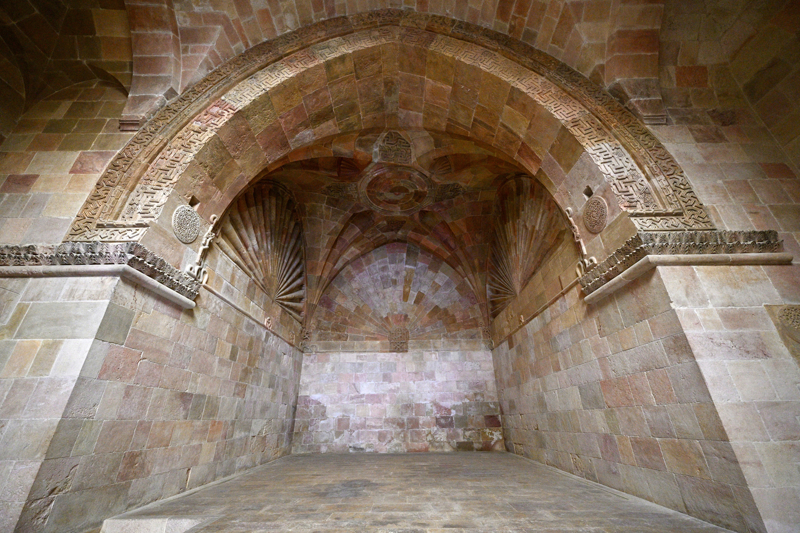 <p>Anadolu Sel�uklular� d�neminde biti�ik nizamda bir kad�n ve bir erke�in yapt�rm�� oldu�u tek eser olan Divri�i Ulu Camii ve Dar���ifas�, inan� ve tarih turizmi a��s�ndan �nem arz ediyor.</p>