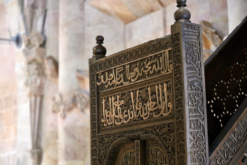 <p>�lmek ilmek i�lenen ta�larla dikkati �eken eserin kap�lar�nda birbirini tekrar etmeyecek �ekilde tasarlanan binlerce asimetrik motif de ta� i��ili�inin e�siz �rnekleri aras�nda yer al�yor.</p>