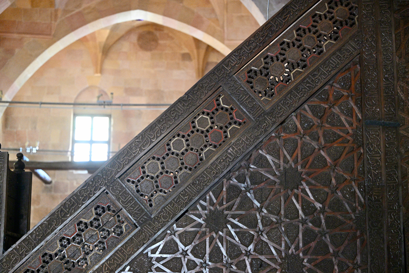 <p>Divri�i Ulu Camii ve Dar���ifas�'nda g�n�ll� olarak rehberlik yapan Mustafa Y�ld�r�m, AA muhabirine, 'G�rmeden �lmeyin' slogan�yla tan�t�lan eseri anlatmaya kelimelerin kifayetsiz kald���n� s�yledi.</p>