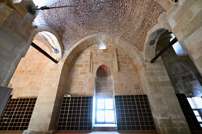 <p>Anadolu beyliklerinden Meng�ceko�ullar� d�neminde H�k�mdar S�leyman �ah'�n o�lu Ahmed �ah taraf�ndan 1228 y�l�nda yapt�r�lan Divri�i Ulu Camii 1280 metrekare, caminin biti�i�inde Behram �ah'�n k�z� Melike Turan Melek'in ayn� y�l yapt�rd��� Dar���ifa da 768 metrekarelik alanda bulunuyor.</p>