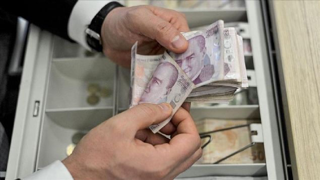 ��RETMEN MAA�LARI  <br>  7nci derecenin 1inci kademesindeki ��retmenin temmuzda 3 bin 7 lira olan maa�� 99 lira y�kselerek 3 bin 106 liraya, 8inci derecenin 1inci kademesindeki polis memurunun 3 bin 818 lira olan maa�� da 124 lira art��la 3 bin 942 liraya ��kt�.B�ylece 7nci derecenin 1inci kademesindeki ��retmenin maa�� yakla��k y�zde 3,3, 8inci derecenin 1inci kademesindeki polisin maa�� ise y�zde 3,2 artt�.  