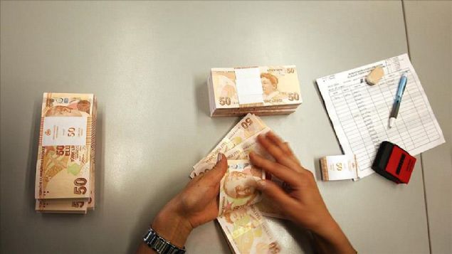 EMEKL�LER�N MAA�LARI  <br>  Bu arada, memur emeklileri de maa�lar�n� toplu s�zle�me gere�i y�zde 3 zaml� alacak. SSK ve Ba�-Kur emekliler ise maa�lar�n� ge�en y�l�n son 6 ayl�k enflasyonu olan y�zde 4,73 zaml� alacak.  