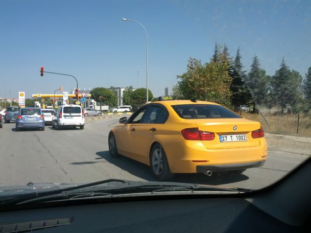 'GEZMEK N BNENLER VAR'  <br>  zer, aracna binen mterilerinin ok ardn da belirterek, 'nce inanmyorlar. Plakaya bakyorlar, sonra kapy ap 'aabey binelim mi binmeyelim mi' diyorlar.  