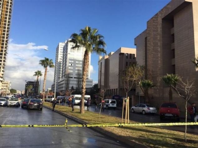 Manas Bulvar� Salhane dere kenar�nda inceleme yapan polis ekipleri, b�lgeye trafik ak���n� kesti. Bir ��pheli ile ilgili �al��ma ba�lat�ld�. Giri� ve ��k��lar� kontrol alt�na alan polis, siyah montlu, beyaz bereli ve 1,65-1,70 metre boyundaki bir ��pheliyle ilgili �al��ma ba�latt�. 