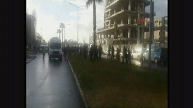 Bu arada, patlaman�n ya�and��� yerin yak�n�nda ��pheli bir paketin daha oldu�u ��renildi. B�lgede geni� �apl� operasyon ba�lat�ld�. 