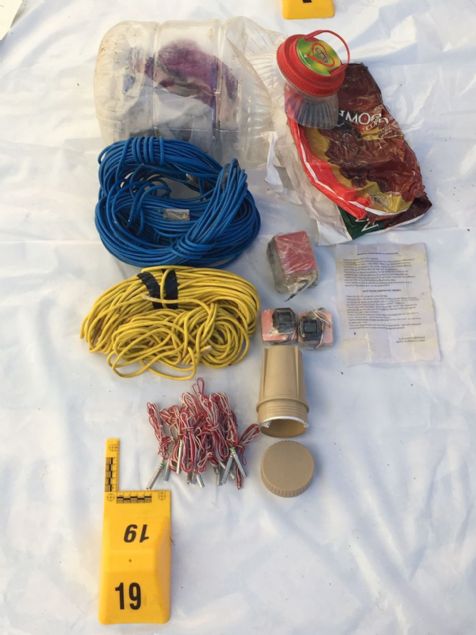 2 adet �ember kapakl� plastik mavi bidon i�erisinde ;  <br><br>  5 adet TM 62 M Rus men�eili anti tank m�himmat�<br><br>  6 adet siyah renkli po�et i�erisinde sar� renkli TNT oldu�unun de�erlendirdi�imiz toz madde (yakla��k 10/12 kg)       