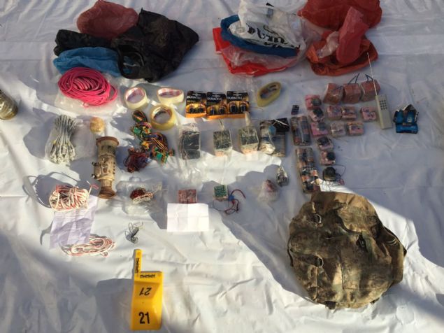 Yakla��k (150) adet normal infilak kaps�l�<br><br>  1 adet i�erisinde PE-4A (A4) plastik patlay�c� oldu�u de�erlendirilen el yap�s� bomba<br><br>  11 adet roket ba�l�klar�na haz�rlanm�� i�eresinde birer adet elektrikli infilak kaps�l� olan el yap�s� bomba       