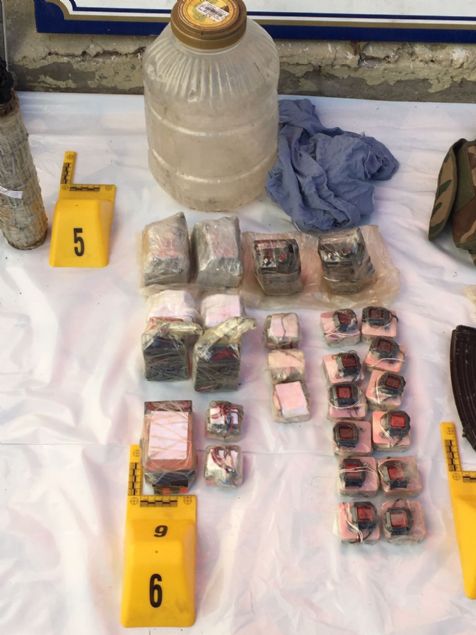  3 adet NEW CS ibaresi bulunan gaz el bombas�    