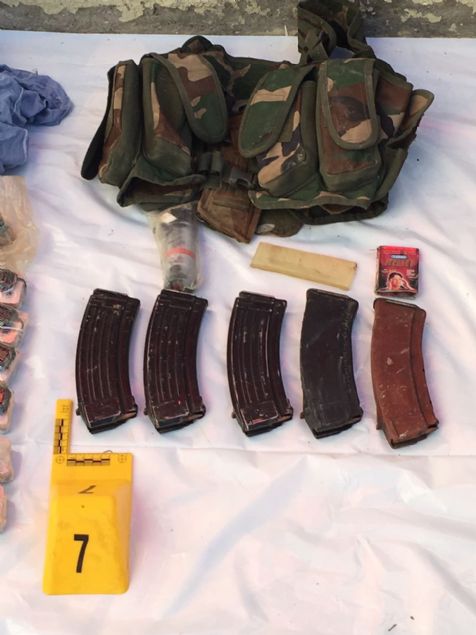  4,5 kg l�k yo�ur kutusuna haz�rlanm�� amonyum nitrat bazl�(ANFO) i�erisinde yemleme olarak eser miktarda plastik patlay�c� ile irtibatl� (1) adet elektrik infilak kaps�l� ile haz�rlanm�� el yap�s� bomba    