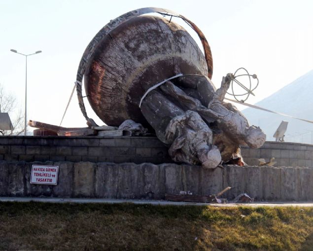 KAYSER�'de saatteki h�z� zaman zaman 72 kilometreye ula�an �iddetli lodos reklam panolar�n� u�urdu, a�a�lar� ve Erciyes �niversitesi kamp�s kav�a��ndaki Gen�lik an�t�n� devirdi. 