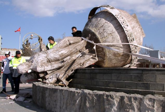 Evlerin �at�s�, televizyon antenleri ve reklam panolar� u�arken, Nuri Has Mahallesi Battalgazi Bulvar�nda ise bir a�a� k�k�nden s�k�ld�. Erciyes �niversitesin Talas yolu kamp�s giri�indeki kav�akta bulunan Gen�lik An�t� da devrildi.  