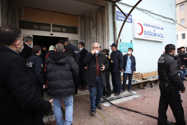 �te yandan �stanbul B�y�k�ehir Belediyesi jenerat�rden kaynakl� yang�n�n s�nd�r�ld���n�, duman tahliyesi yap�ld���n� a��klad�. 