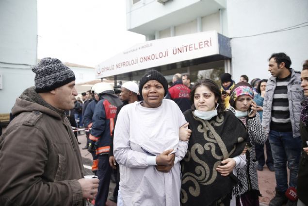 Yang�n s�ras�nda bebek yo�un bak�m servisinde de �ok say�da bebe�in tedavi g�rd��� ��renildi. Yeni do�an bebekler, dumandan etkilenmemesi i�in hastanenin arka kap�s�ndan tahliye edilerek �ocuk acil servisine g�t�r�ld�. Sa�l�k ekiplerinin tahliye s�ras�nda bebeklere oksijen maskesi takt��� da g�r�ld�. 