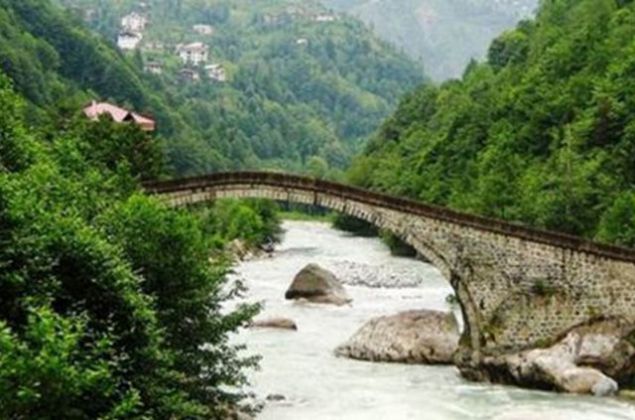 Makedonya'da 40 bin Euro�luk gayrimenkul alan yabanc�lara bir y�ll�k oturma izni, 400 bin Euro de�erinde yat�r�m yapana ve en az 10 i��i istihdam edene ise vatanda�l�k tan�n�yor   
