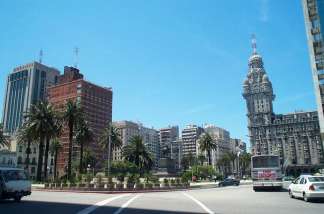 Uruguay'da vatanda�l�k i�in yat�r�m gerekli de�il ancak ki�i ba�� ayl�k 1200 dolar gelir �art. �nce ge�ici ikamet, �� y�l sonra vatanda�l�k veriliyor   