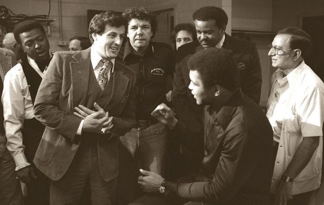 nsanlar bugnlerde ok yava konutuumu sylyor. Bu srpriz deil. Hesapladm, tam 29.000 yumruk darbesi aldm, fakat bunun karlnda 57 milyon dolar kazandm. Ve bunun yarsn biriktirdim. Yani ben birka sert darbe aldm. Karlnda para kazanmadan silah ve bakla her yl ka siyahi insan ldrlyor farknda msnz? Yava konuabilirim, ama aklm yerinde...  