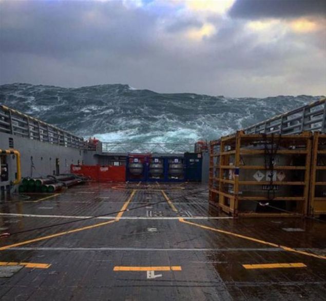 Kuzey denizinde gemi gvertesinde grntlenen dev dalgalar     