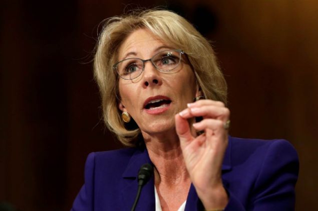 Betsy DeVos    E�itim Bakan�    Trump�a vaktiyle �gereksiz ki�i� demi� olsa da, E�itim Bakan� olarak atand�. Devlet ve �zel okullar yerine, topluluklar, veliler, ��retmenler taraf�ndan kurulan �charter okullar�n� en �nemli savunucusu. 