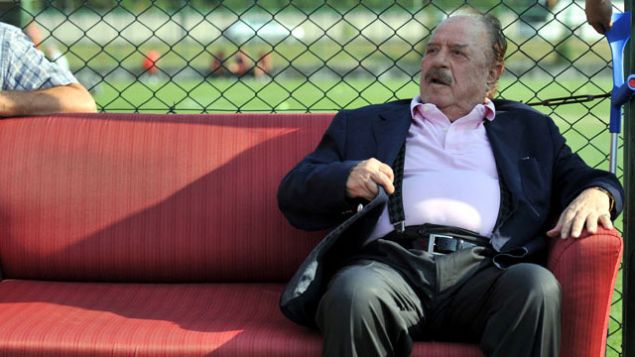 Ancak daha ilk ma��na ��kmadan futbolu b�rakma karar� ald�. �lhan Cavcav, futbol ya�am�na nokta koyduktan sonra 1950 ile 1970 y�llar� aras�nda yo�un bir �ekilde i� hayat�na y�neldi.   