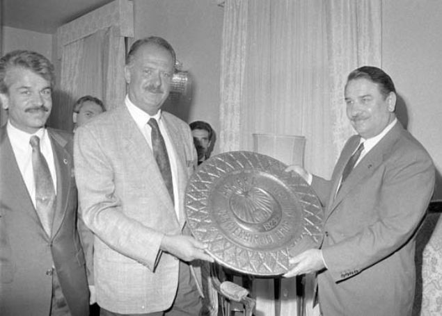 Cavcav, 'teknik direkt�rleri' ile de �ok g�ndem oldu. 35 y�lda 57 kez teknik direkt�r de�i�tirdi, 42 farkl� teknik adamla �al��t�. Hatta son teknik direkt�r� �mit �zat'� getirirken 'Ben �mit �zat'la �al��t���m� zannediyordum. Sonra bakt�m ki �al��mam���m' s�zlerini esprili bir dille bas�nla payla�t�. 