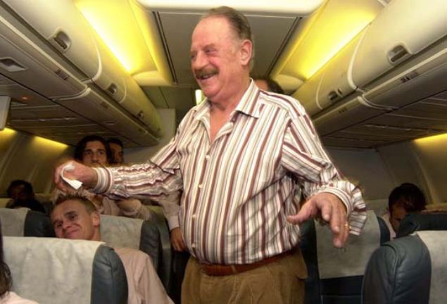 Gen�lerbirli�i onun d�neminde iki kez Avrupa'ya ��kabildi. 2003-04'te Ersun Yanal ile UEFA Kupas�'nda d�rd�nc� tura kadar y�kseldi. Gen�lerbirli�i'ni o turda eleyen Valencia, kupay� kazand� ve o sezon tek yenilgisini Gen�lerbirli�i'nden ald�. 