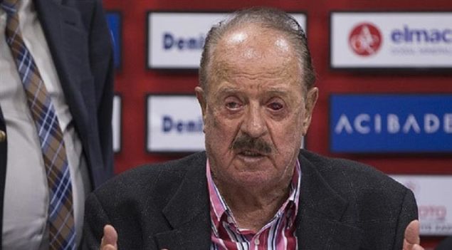 1978'de kul�p ba�kanl���na se�ilen �lhan Cavcav, d�nemin y�neticileriyle anla�mazl��a d���nce k�rm�z�-siyahl� camia i�in �al��maya bir s�re ara verdi.    