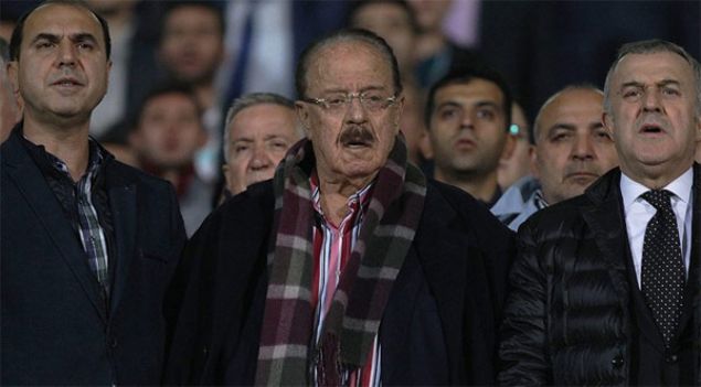 Sat�n ald��� arsalar�n �st�ne kurdu�u un fabrikalar�yla Ankara'n�n �nemli sanayicilerinden biri haline gelen Cavcav, 1977 y�l�nda Gen�lerbirli�i y�netimine girdi.   