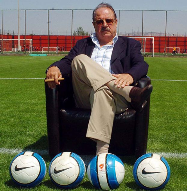 Cavcav, 1981'den bu yana y�r�tt��� Gen�lerbirli�i ba�kanl��� s�resince 2 kez T�rkiye Kupas� �ampiyonlu�u ya�ad�. T�rk futbolunun efsane ismi; Gen�lerbirli�i Kul�b� Ba�kanl����n�n yan� s�ra 3 d�nem Kul�pler Birli�i Vakf� Ba�kanl��� da yapt�.   